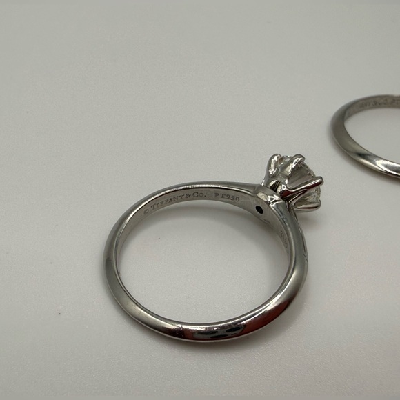 Tiffany & Co. Silver Ring with Sparkling Gemstone - Picture 7 of 13